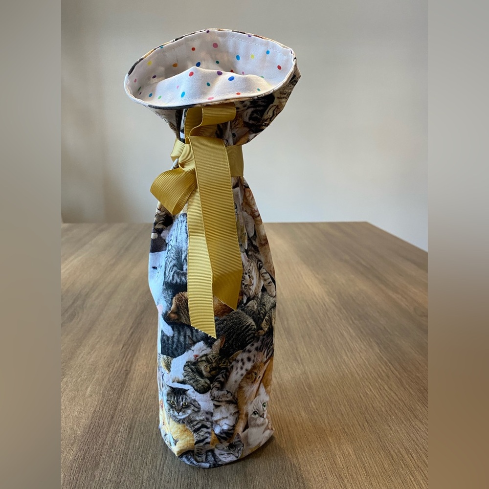 Cat Lover Cat & Polka Dot Print Handmade Wine Bag, Multicolour/Gold, 750 mL.